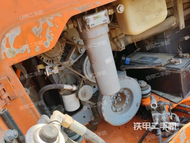 發(fā)動機右側全景（壓路機發(fā)動機艙）