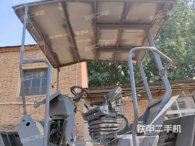 右側正面照（壓路機駕駛室）