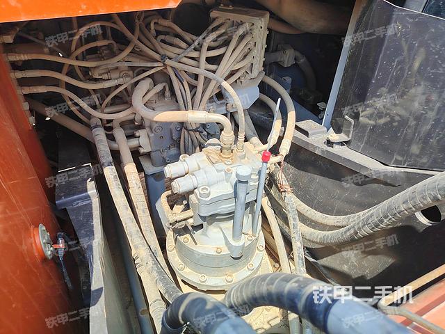 回转马达和主控阀（整机外观）