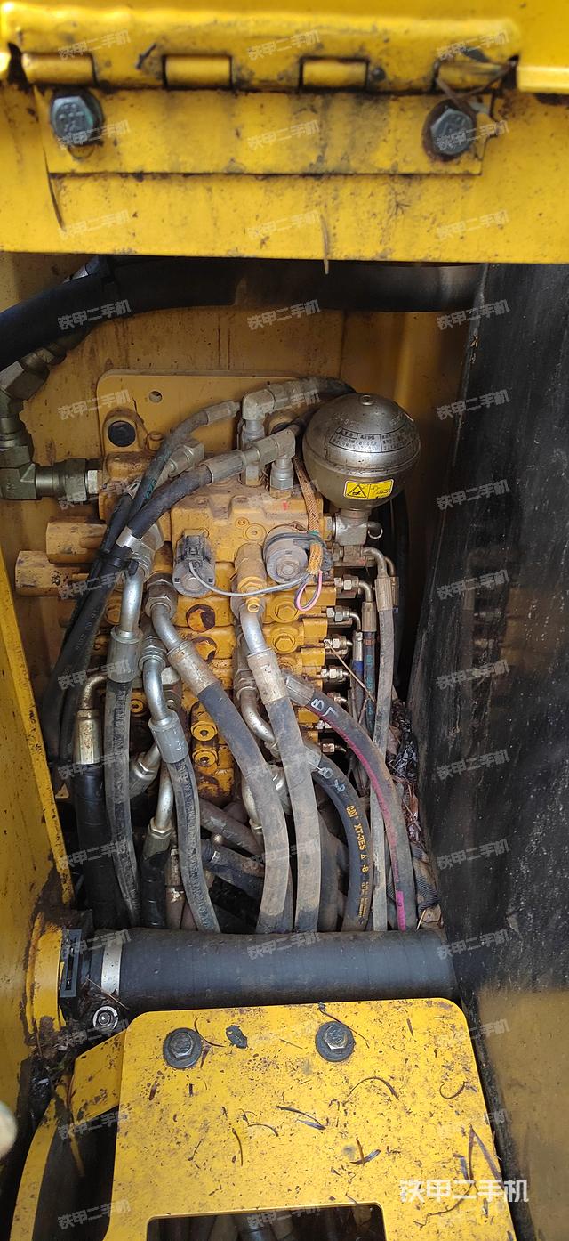 回转马达和主控阀（整机外观）