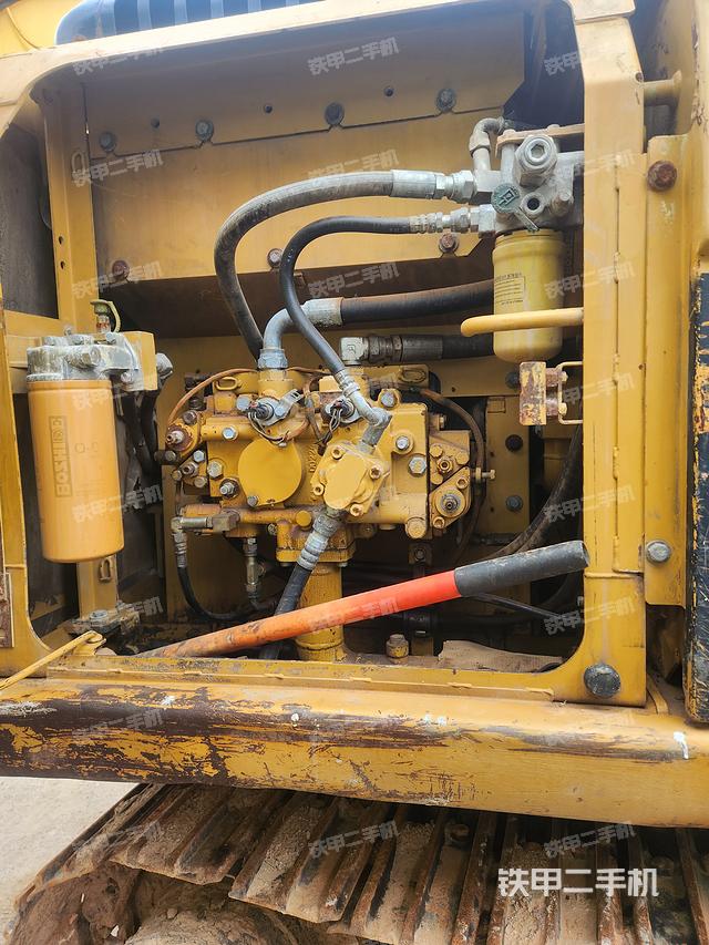 液压泵舱室正面整体（整机外观）