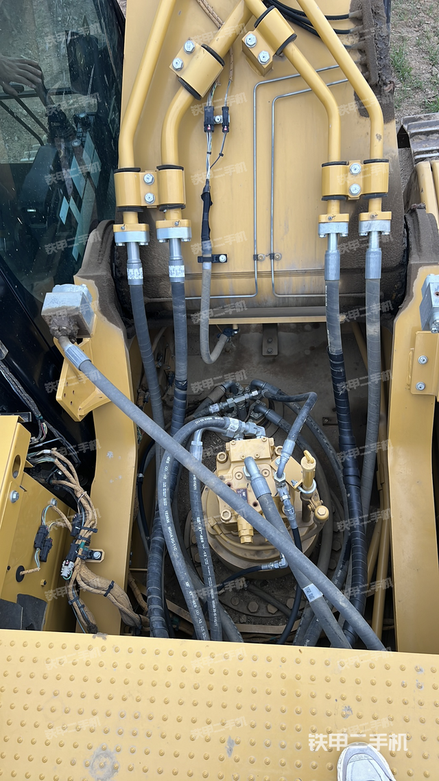 回转马达和主控阀（整机外观）