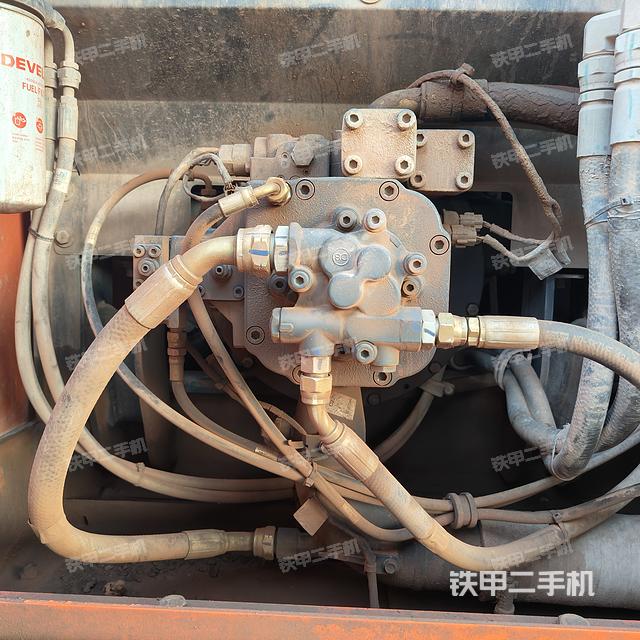 液压泵舱室正面整体（整机外观）