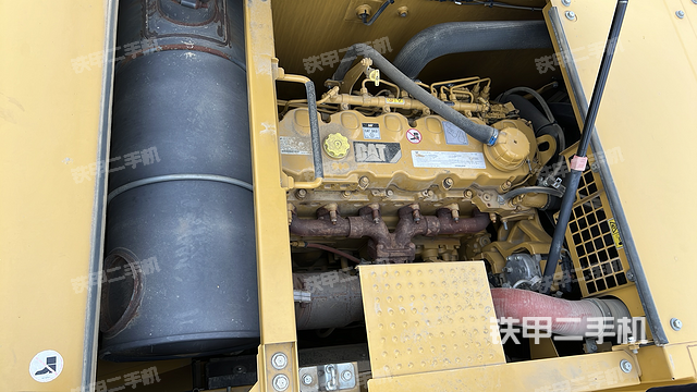 液压泵舱室正面整体（整机外观）