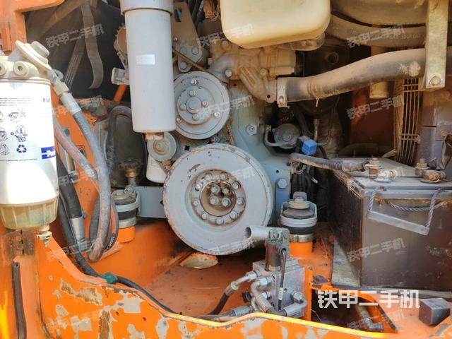 發(fā)動機左側全景（壓路機發(fā)動機艙）