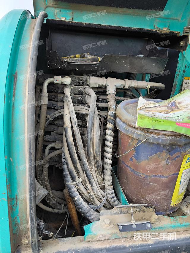 液压泵舱室正面整体（整机外观）