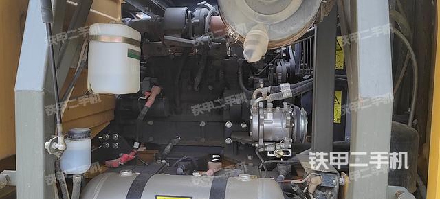 液压泵舱室正面整体（整机外观）