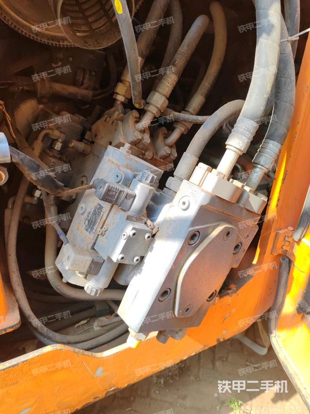 發(fā)動機艙液壓泵全景（壓路機發(fā)動機艙）