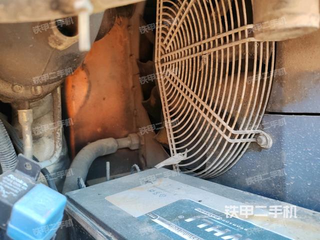 散熱器全景（壓路機發(fā)動機艙）