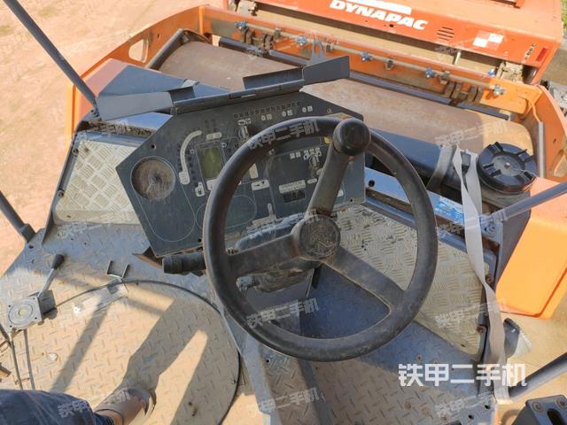 操作臺全景（壓路機駕駛室）