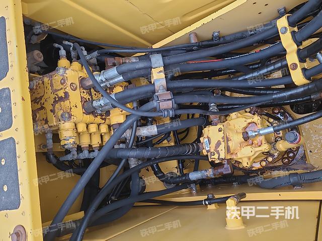 回转马达和主控阀（整机外观）