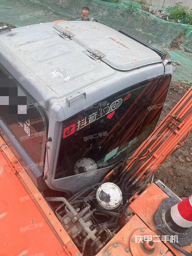 駕駛室頂部(整機外觀) 駕駛室頂部(整機外觀)