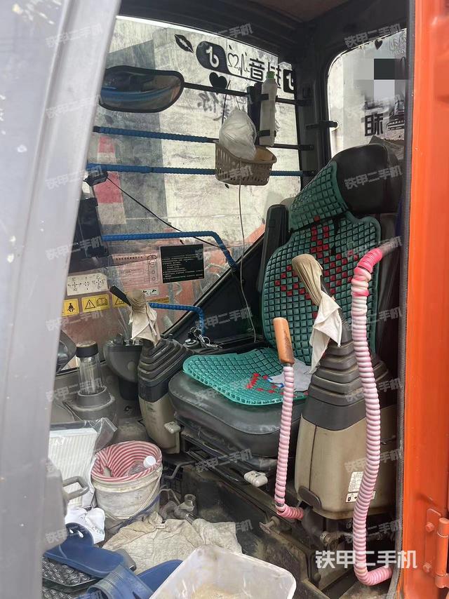 駕駛室整體(整機外觀) 駕駛室整體(整機外觀)