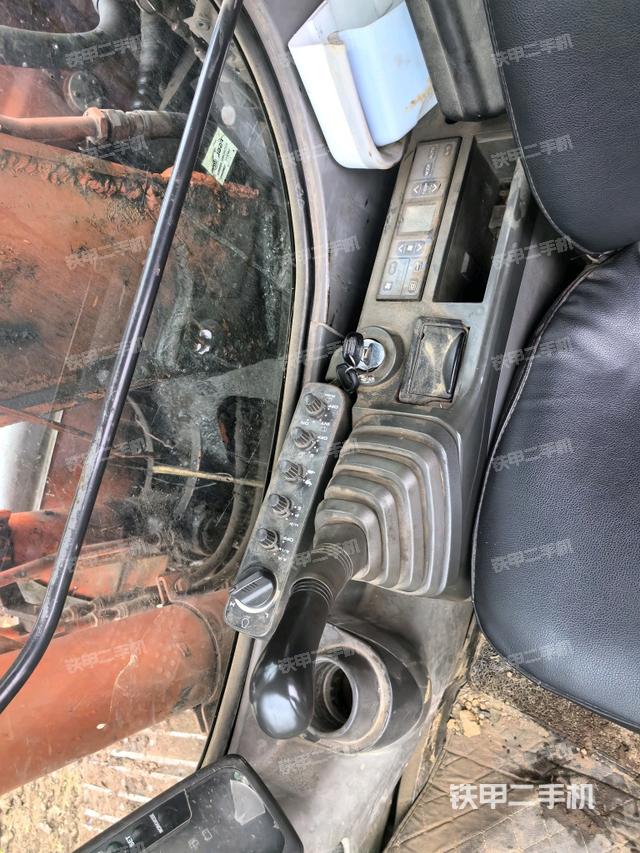 行走控制手柄和踏板?俯拍（駕駛室部分）