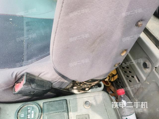 行走控制手柄和踏板?俯拍（駕駛室部分）