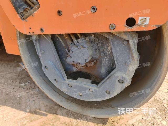 后輪左側全景（壓路機前后車架）