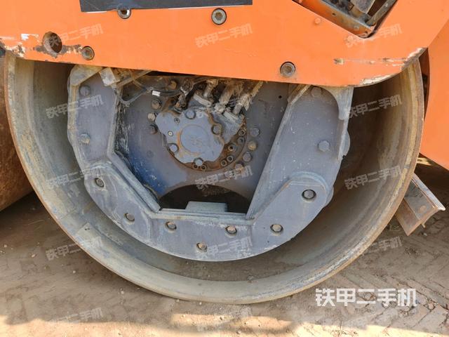 后輪右側全景（壓路機前后車架）