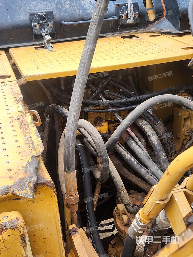 回转马达和主控阀（整机外观）