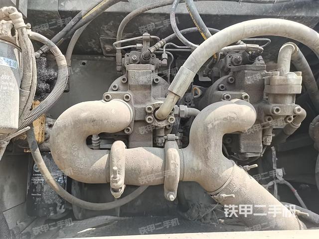 液压泵舱室正面整体（整机外观）