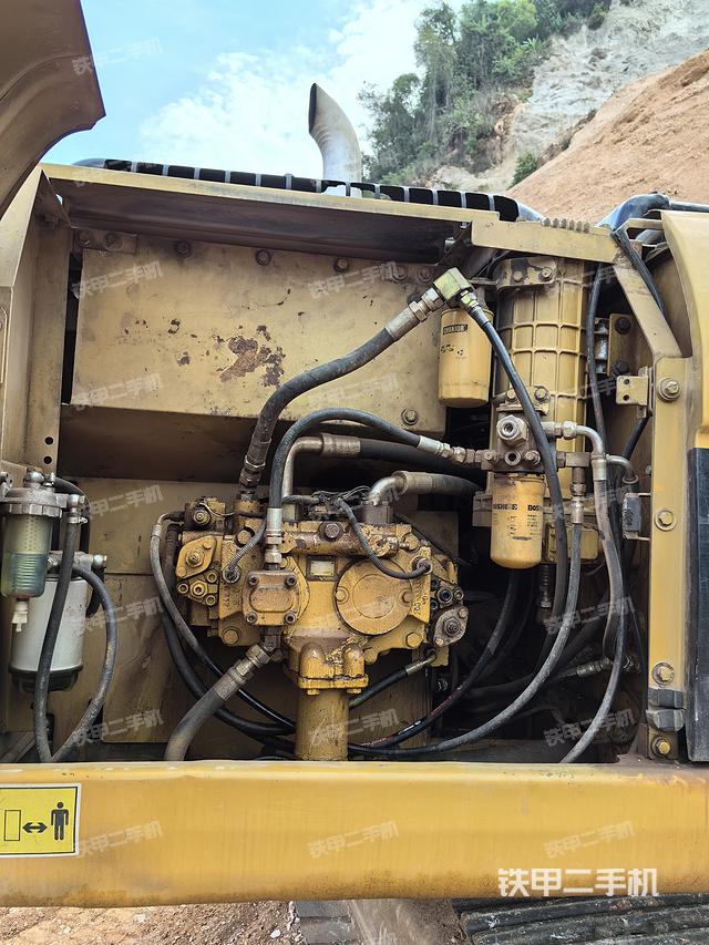 液压泵舱室正面整体（整机外观）