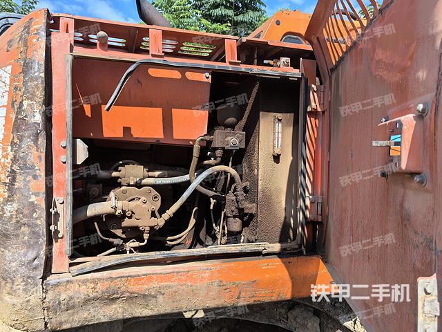 液压泵舱室正面整体（整机外观）