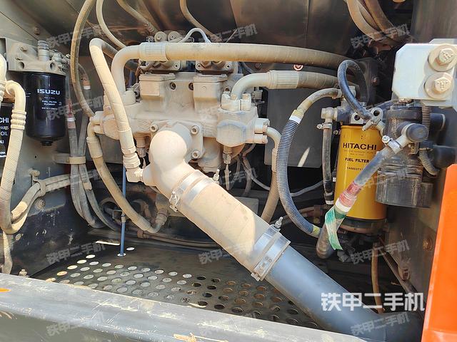 液压泵舱室正面整体（整机外观）