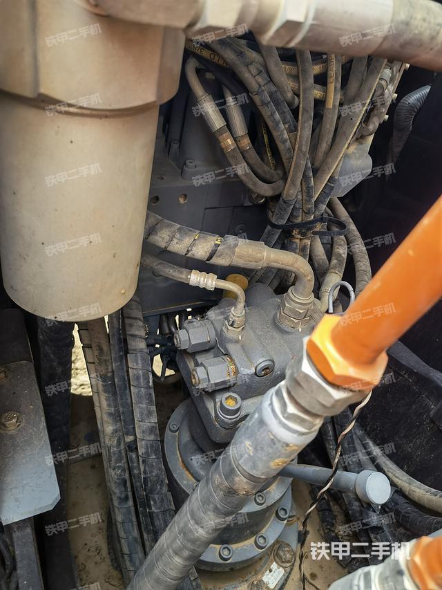 回转马达和主控阀（整机外观）