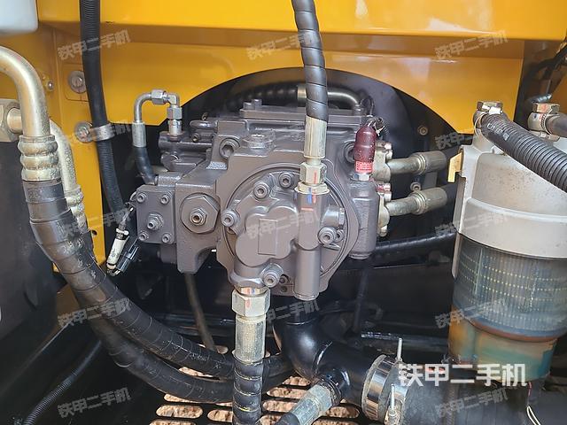 液压泵舱室正面整体（整机外观）