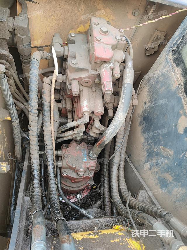 回转马达和主控阀（整机外观）