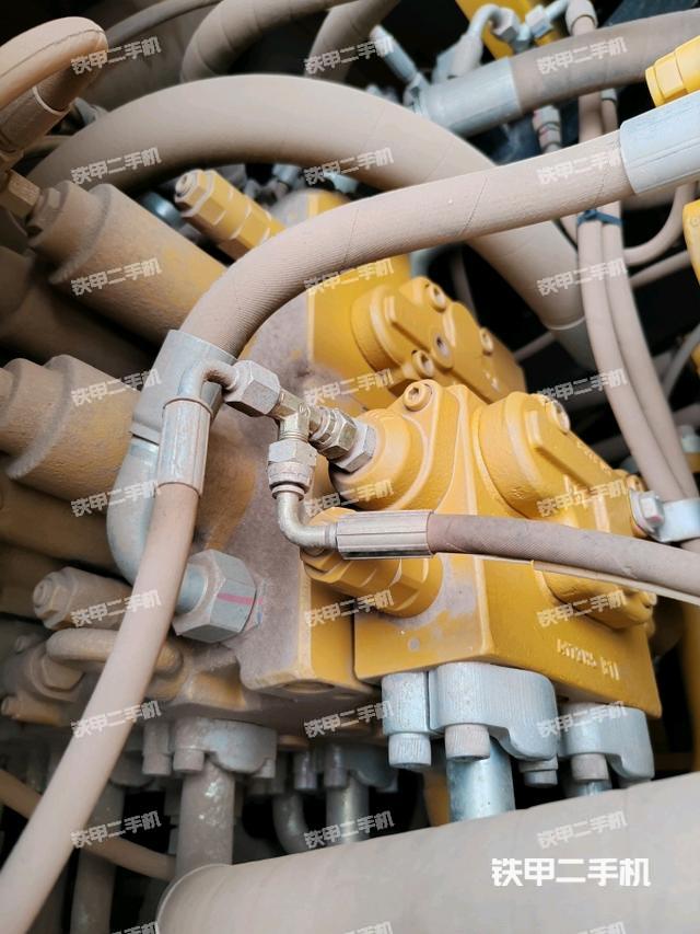 回转马达和主控阀（整机外观）