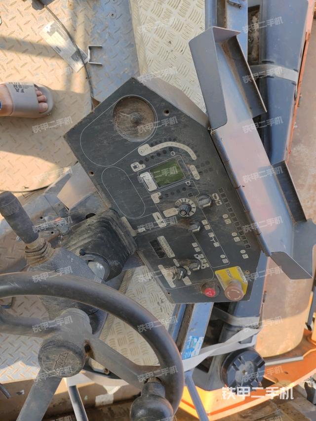 駕駛室內座椅、儀表操作手柄全景（壓路機駕駛室）