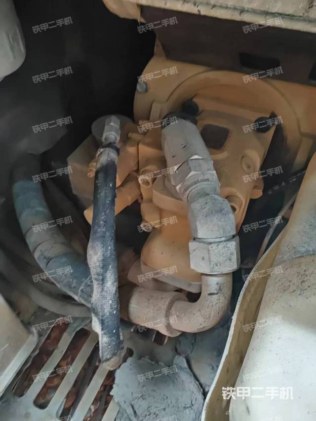 液压泵舱室正面整体（整机外观）