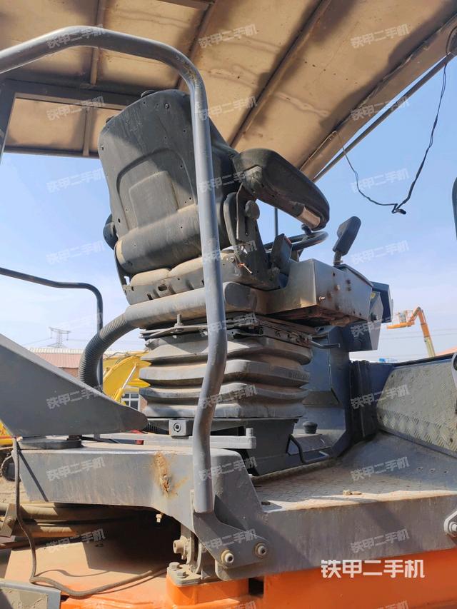 左側正面照（壓路機駕駛室）