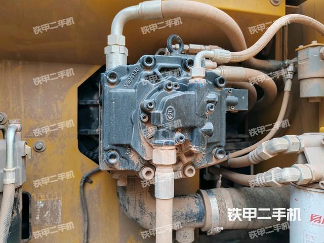 液压泵舱室正面整体（整机外观）