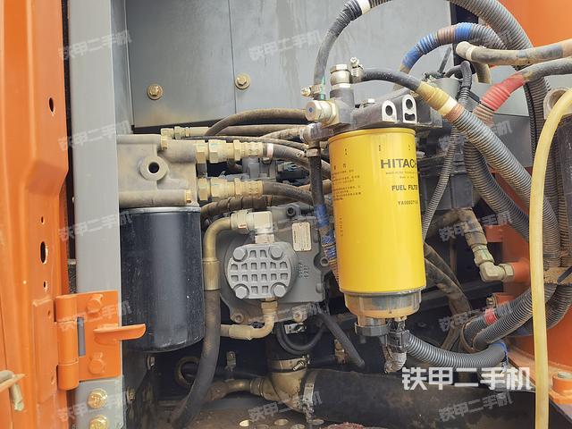 液压泵舱室正面整体（整机外观）