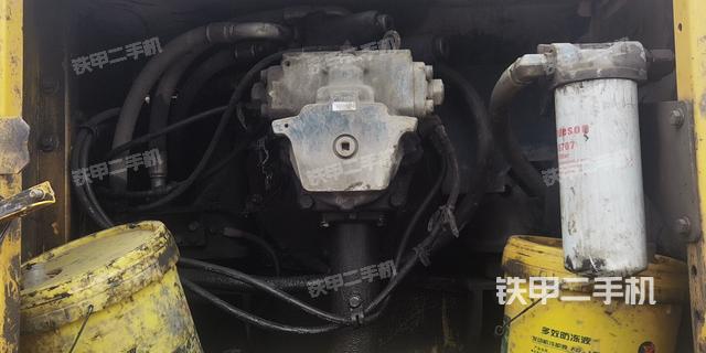 液压泵舱室正面整体（整机外观）