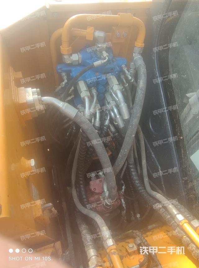 液压泵舱室正面整体（整机外观）