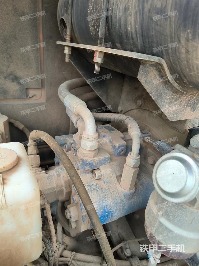 液压泵舱室正面整体（整机外观）