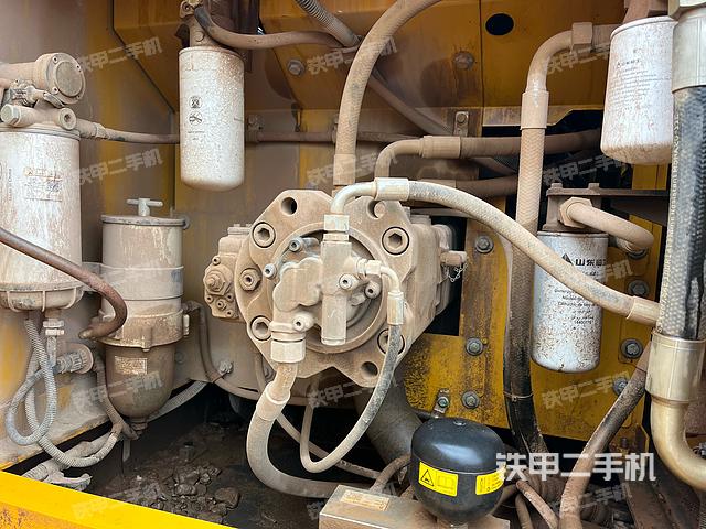 液压泵舱室正面整体（整机外观）