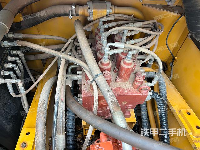 回转马达和主控阀（整机外观）