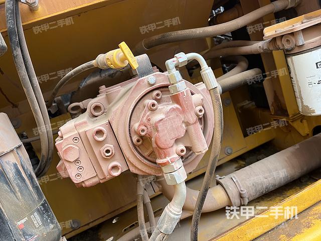 液压泵舱室正面整体（整机外观）