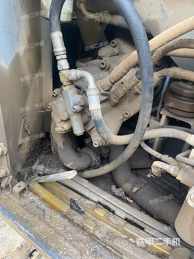 液压泵舱室正面整体（整机外观）