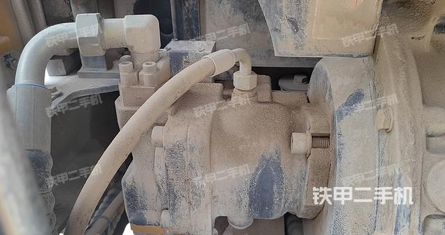 液压泵舱室正面整体（整机外观）