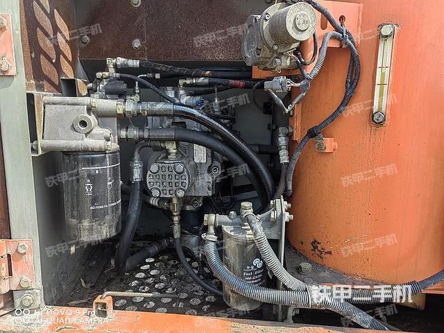 液压泵舱室正面整体（整机外观）