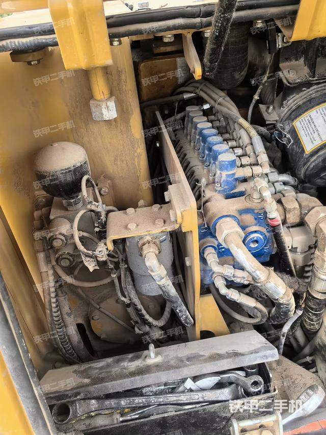 回转马达和主控阀（整机外观）