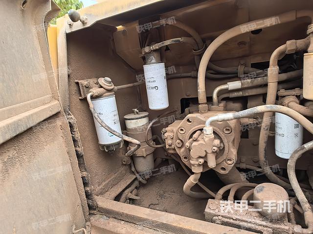 液压泵舱室正面整体（整机外观）