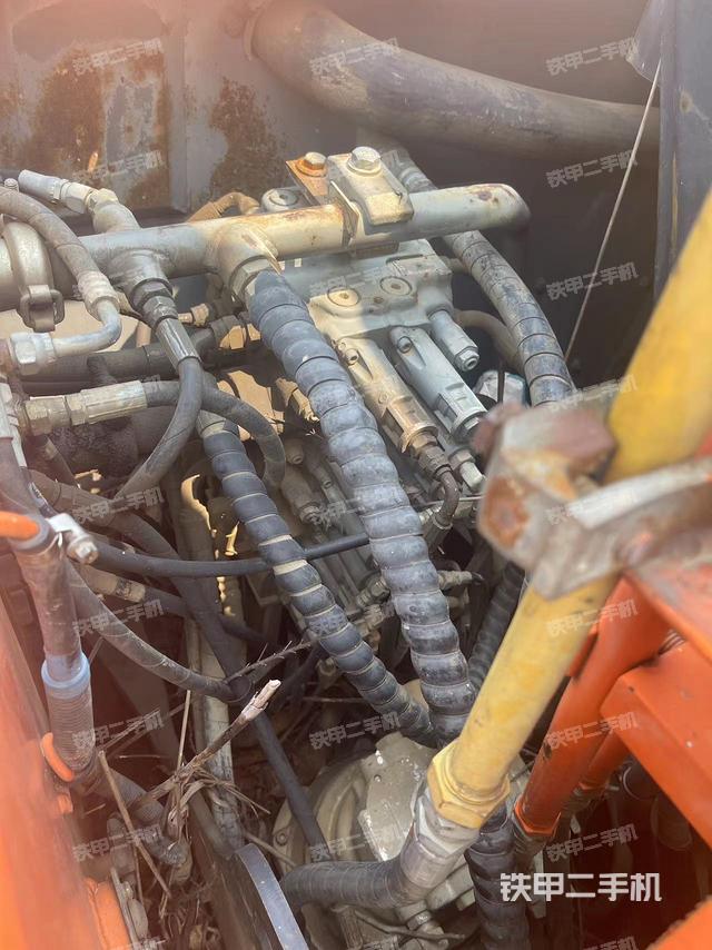 回转马达和主控阀（整机外观）