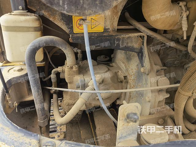 液压泵舱室正面整体（整机外观）