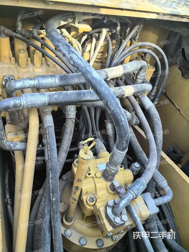 回转马达和主控阀（整机外观）