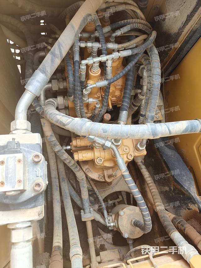 回转马达和主控阀（整机外观）